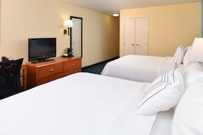 고급 침구, 필로우탑 침대, 책상, 노트북 작업 공간