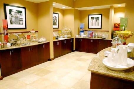 Desayuno buffet incluido todos los días . Hampton Inn Calera