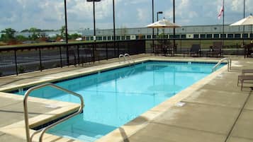 Una piscina al aire libre de temporada