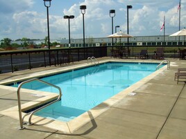 Una piscina al aire libre de temporada