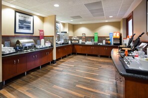 Free daily buffet breakfast - Hampton Inn & Suites Lino Lakes (Circle Pines)