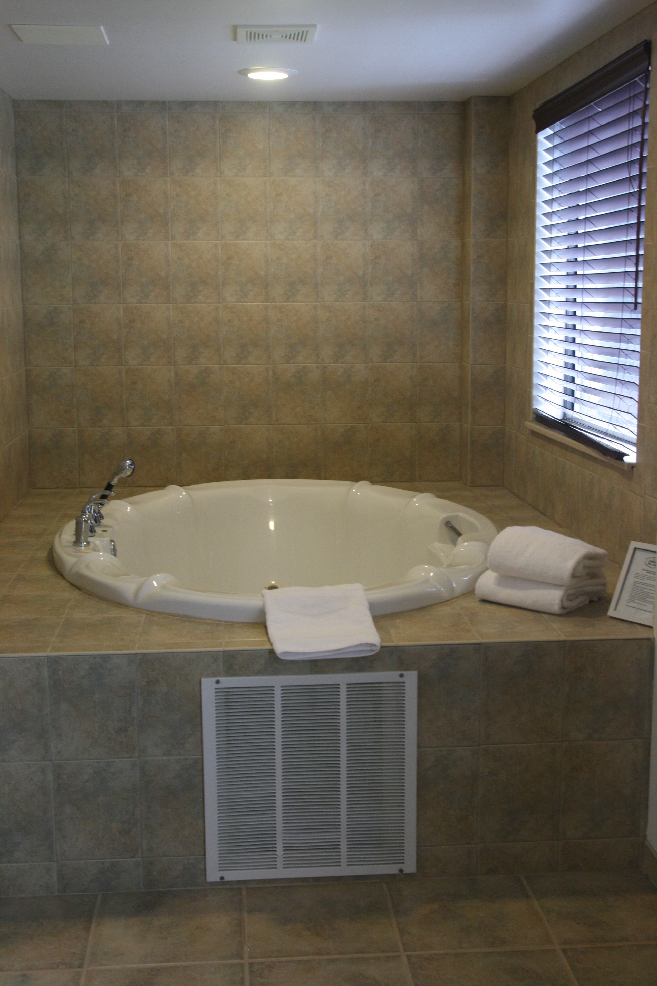 studio suite, 1 king bed, non smoking, jetted tub | in-room safe, iron/ironing board, free wifi, bed sheets