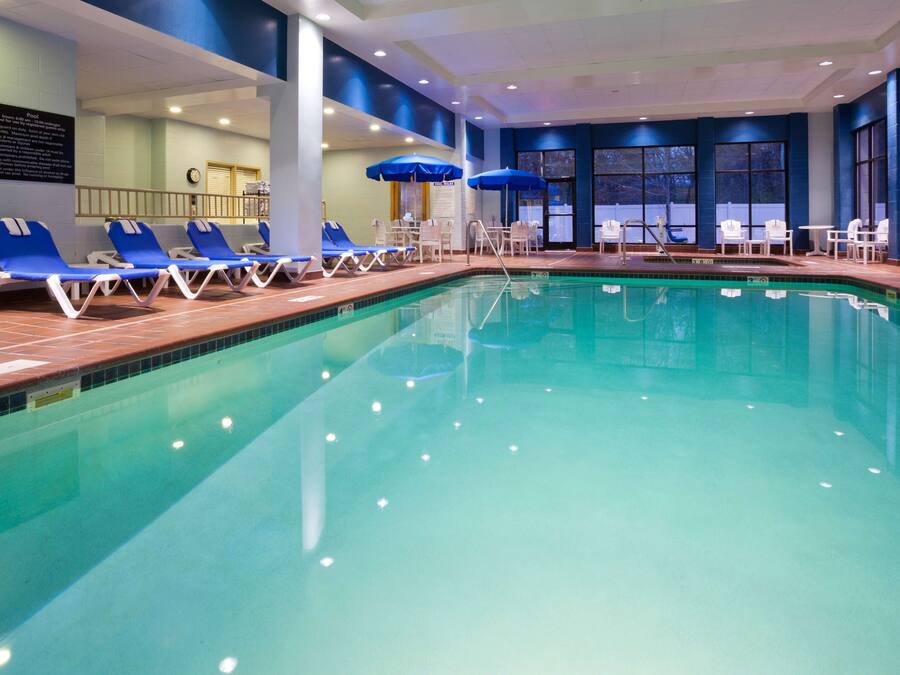 Una piscina cubierta