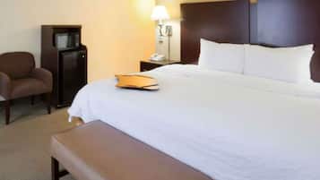 Studio, 1 King Bed, Accessible, Non Smoking (Rollin Shower) | In-room safe, iron/ironing board, free WiFi, bed sheets