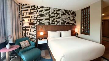 Standaard kamer, 1 kingsize bed | 1 slaapkamer, een kluis op de kamer, een bureau