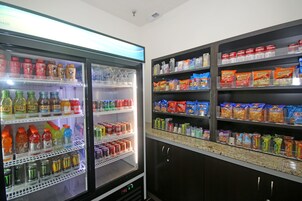 Máquina expendedora con bebidas y aperitivos.