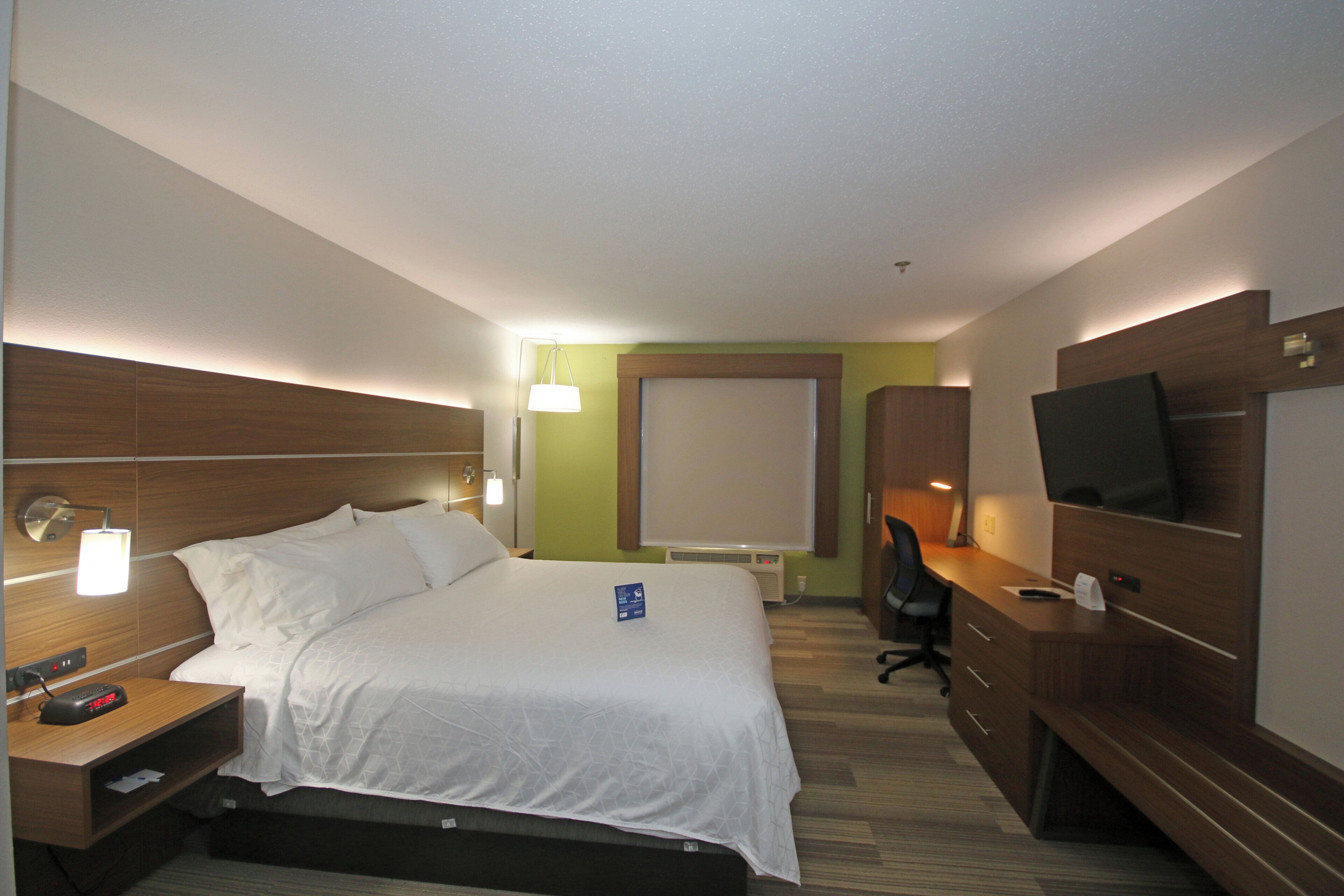 Premium bedding, in-room safe, desk, laptop workspace