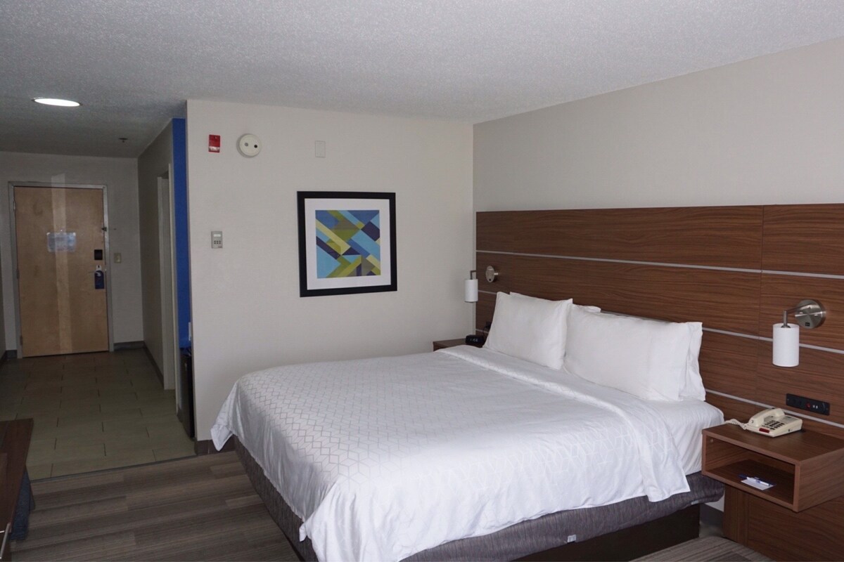Premium bedding, in-room safe, desk, laptop workspace