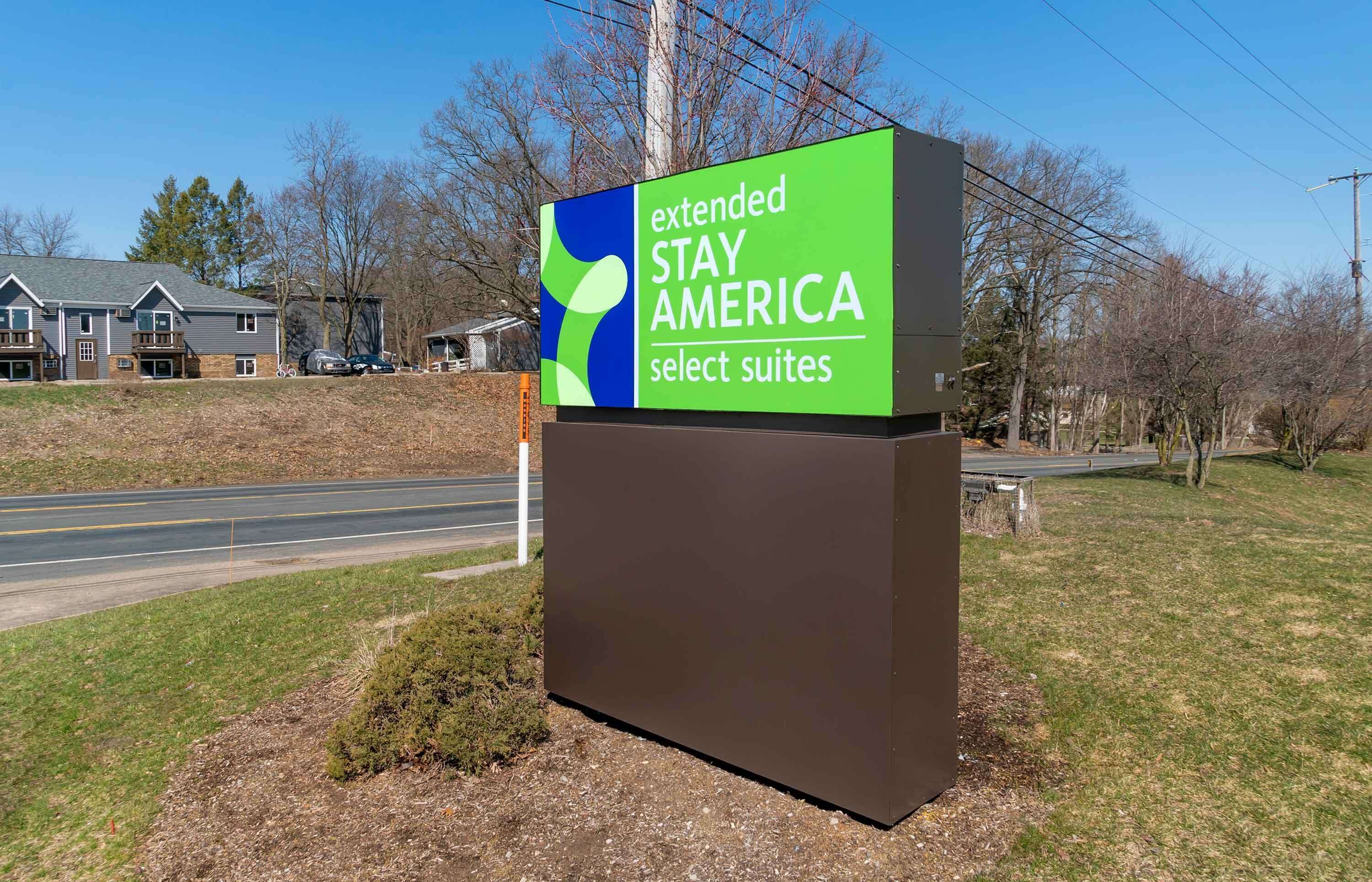 Letrero de Extended Stay America con logotipo verde y azul, que indica un hotel o motel con estadías prolongadas.