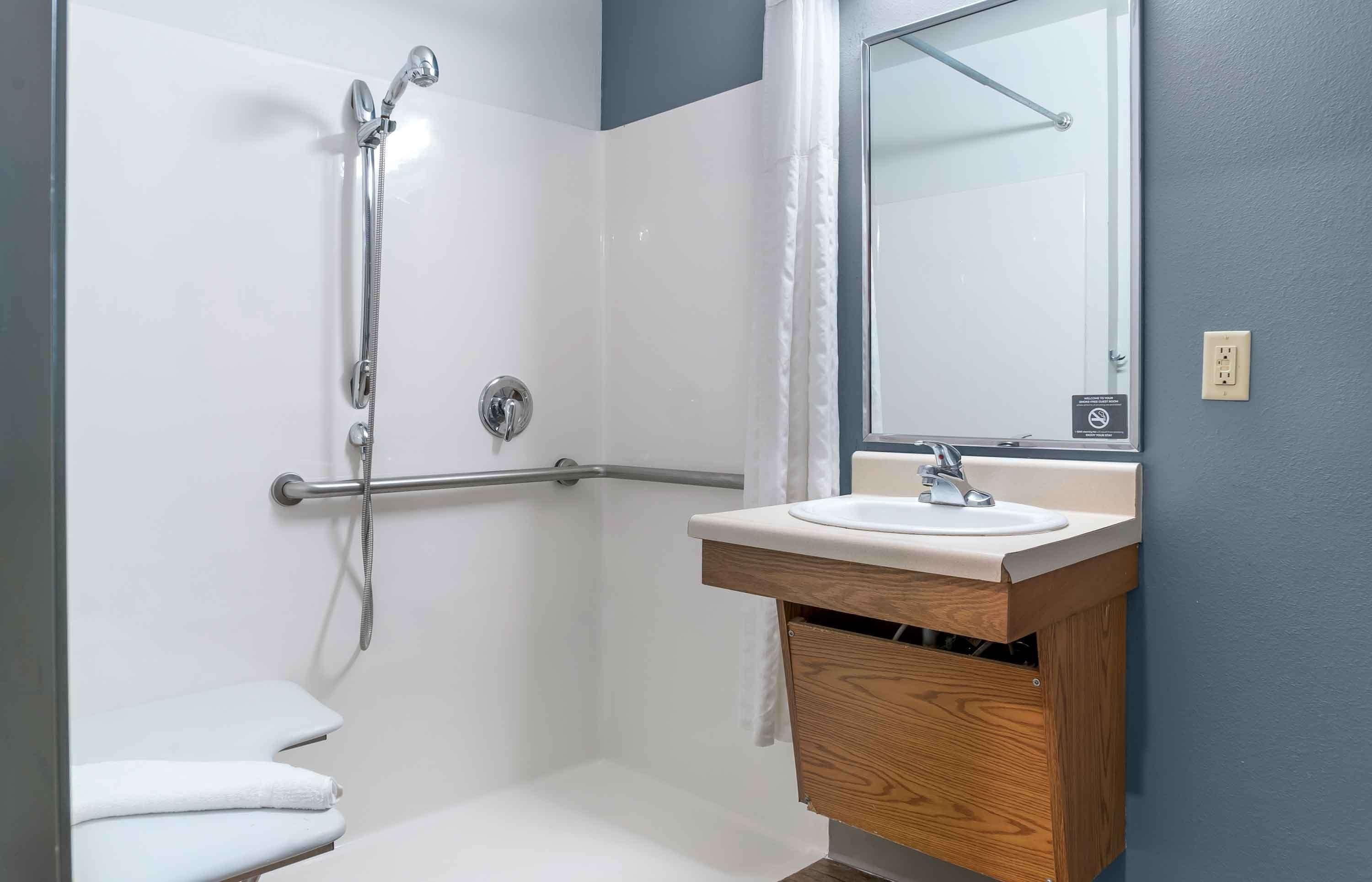 Un baño con ducha, inodoro y lavamanos.