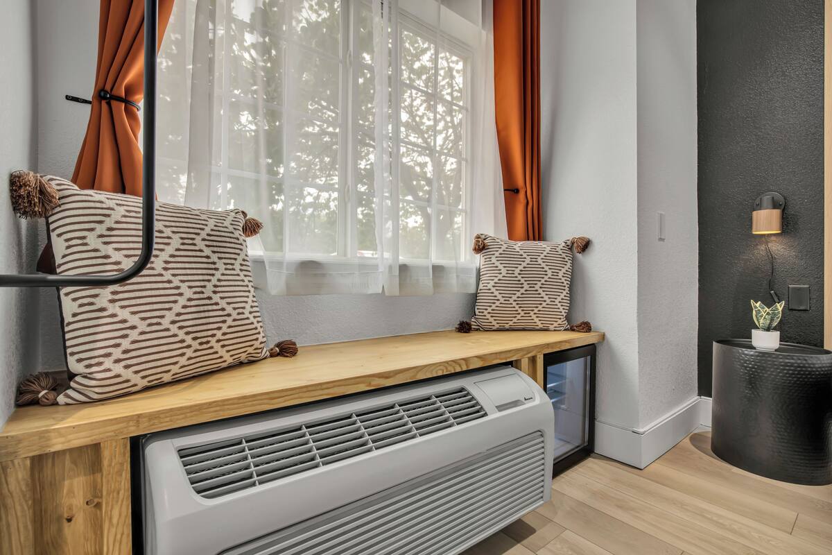 1 bedroom, premium bedding, desk, laptop workspace