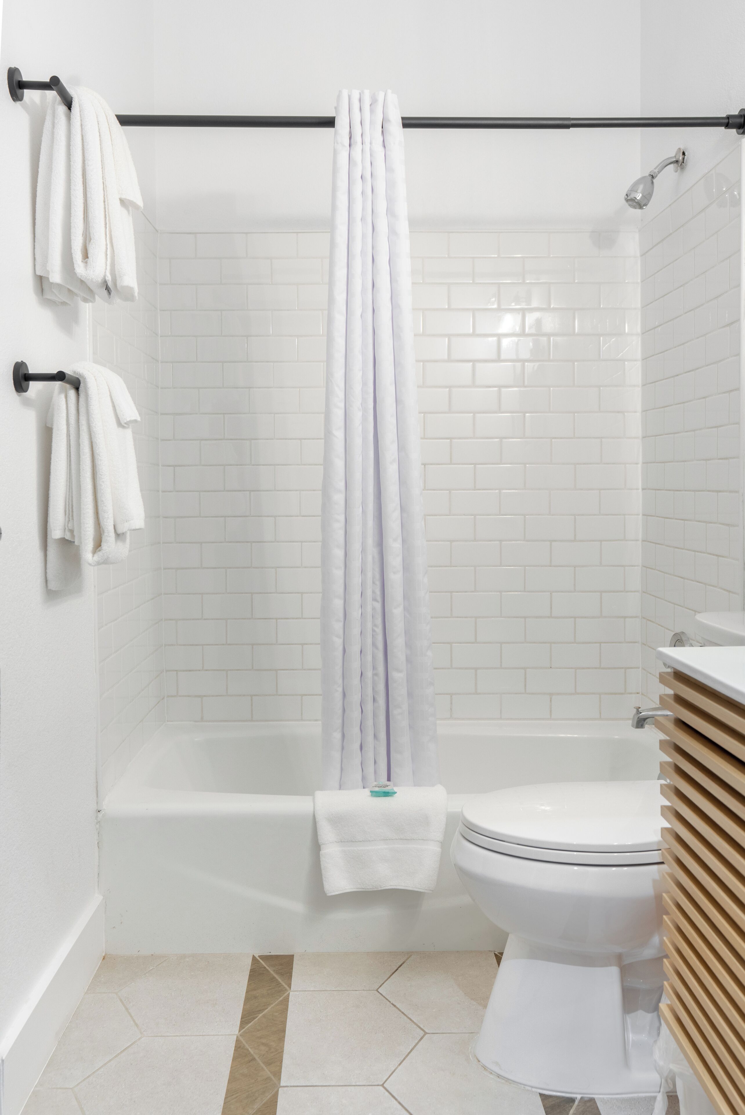 Ein Badezimmer mit Dusche, Toilette und Badewanne.