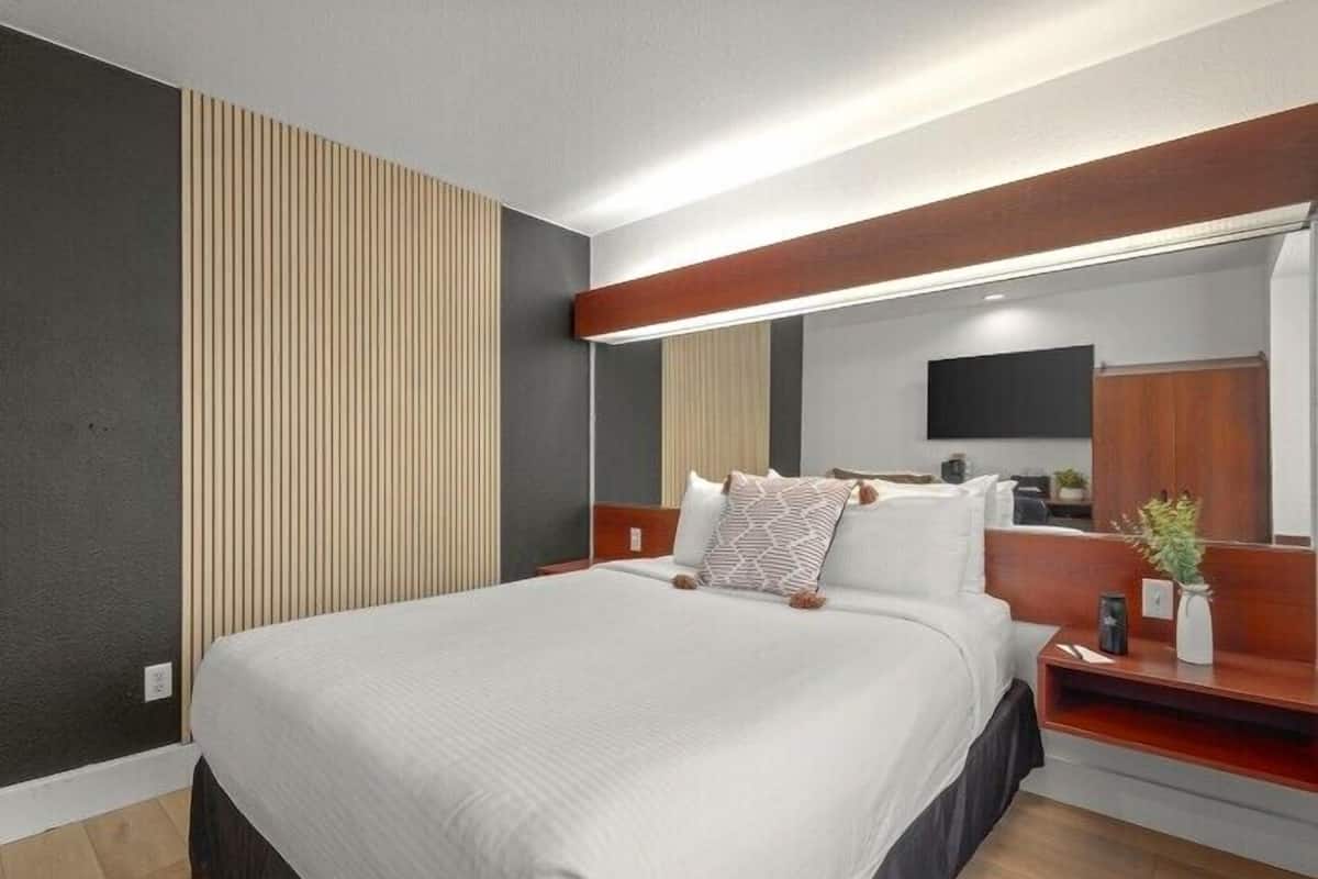 Standard Room, 1 Queen Bed | Premium bedding, desk, laptop workspace, blackout drapes