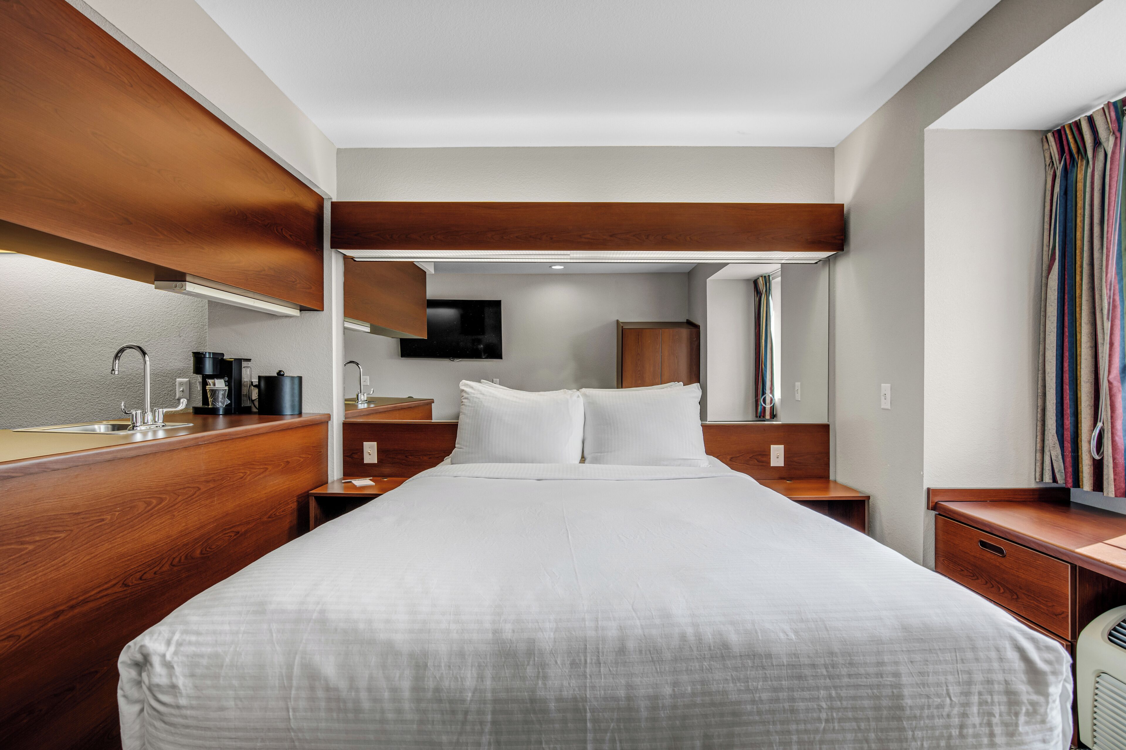 Suíte estúdio standard, 1 cama Queen | Roupas de cama premium, escrivaninha, espaço de trabalho para notebook