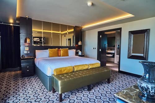Penthouse | Down comforters, minibar, in-room safe, laptop workspace