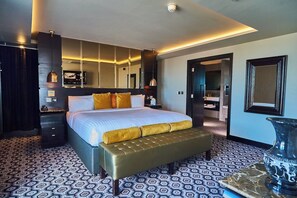 Penthouse | Down comforters, minibar, in-room safe, laptop workspace - Eight Continents, Southport (Southport)