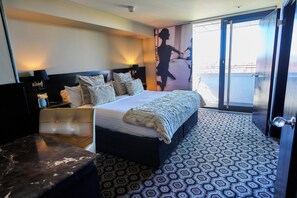 Junior Suite | Selimut bulu angsa, minibar, brankas, dan ruang kerja ramah laptop