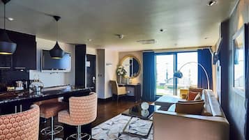 Penthouse | Down duvets, minibar, in-room safe, laptop workspace