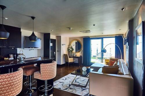 Penthouse | Down comforters, minibar, in-room safe, laptop workspace