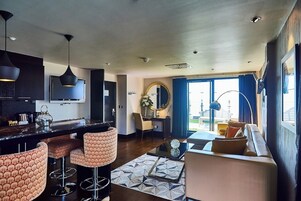 Penthouse | Down comforters, minibar, in-room safe, laptop workspace