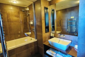 Articles de toilette de luxe, sèche-cheveux, peignoirs, savon