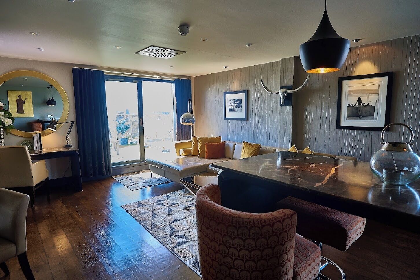 Una sala de estar moderna con un sofá, una mesa de centro y un comedor.