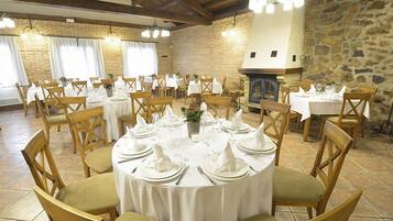 Serveert ontbijt, lunch, diner, Spaanse gerechten