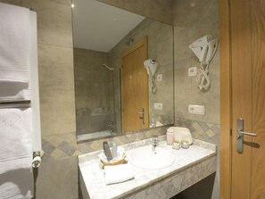 Bañera, secador de pelo, bidet, toallas