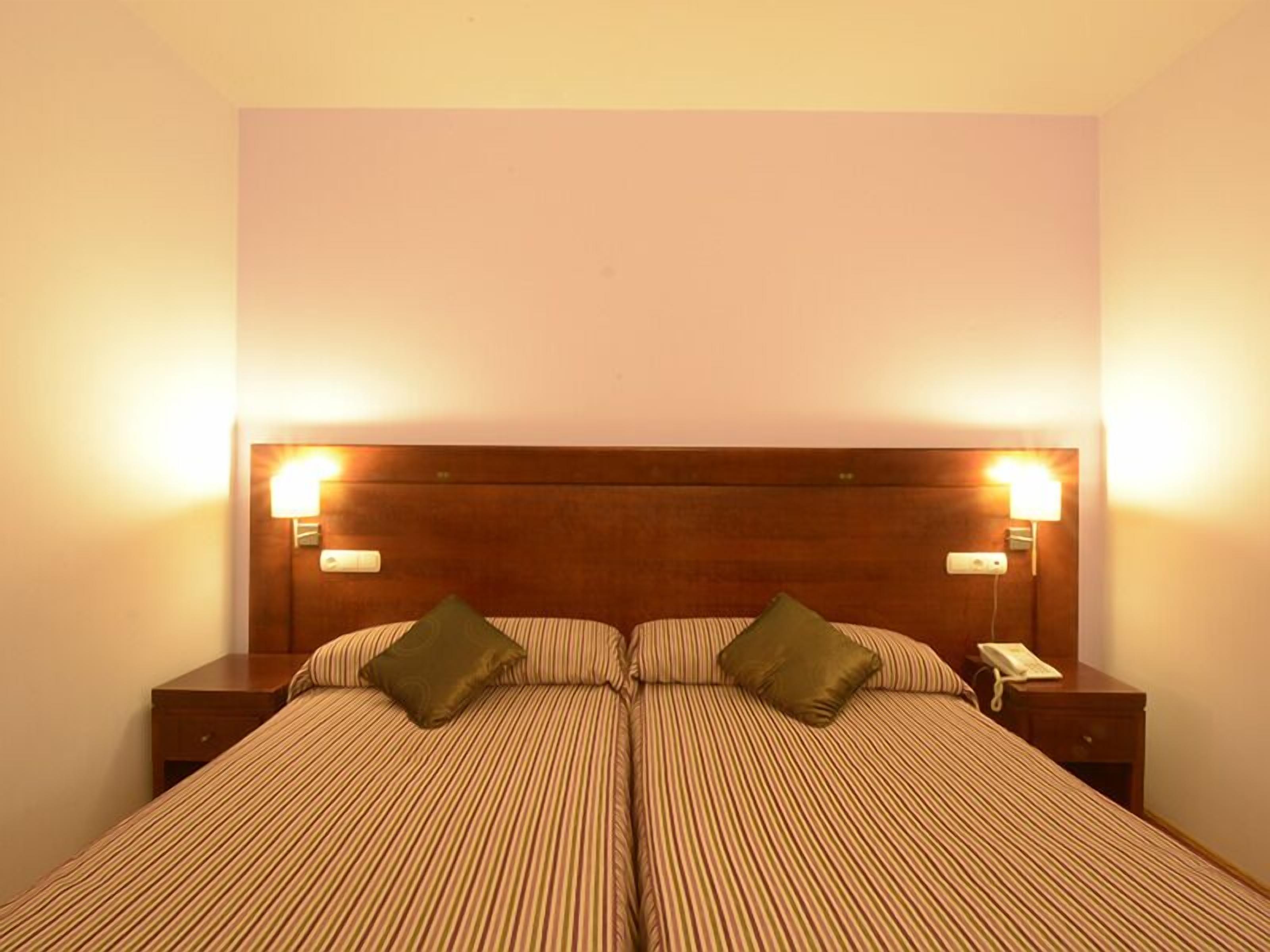 desk, blackout curtains, cots/infant beds, rollaway beds