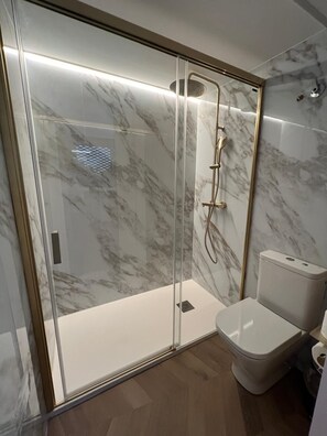 Articles de toilette gratuits, sèche-cheveux, serviettes fournies