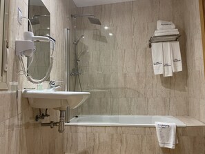 Familie suite (1) | Badkamer | Gratis toiletartikelen, een haardroger, handdoeken