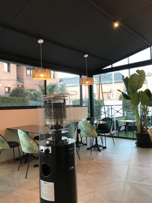 Ontbijt, serveert lunch, diner, lokale gerechten, openlucht dineren 