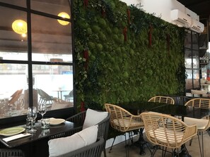 Petit déjeuner préparé sur commande (12 EUR par personne)