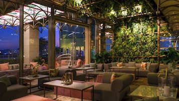 4 restaurants, breakfast, lunch, dinner served; international cuisine