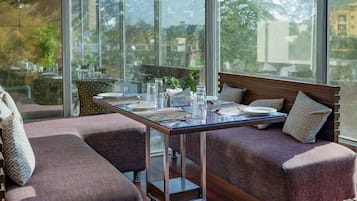 2 restaurants, breakfast served