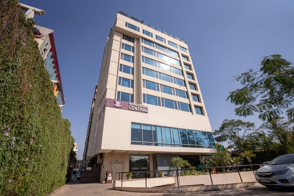 Voorkant accommodatie - avond/nacht