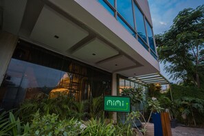 2 restaurantes, é servido café da manhã