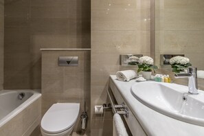 Superior Double or Twin Room | Bathroom
