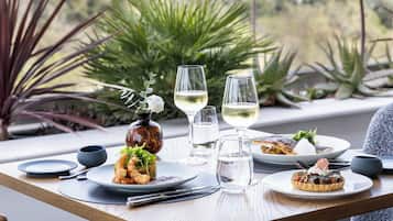 تقديم الإفطار والغداء والعشاء