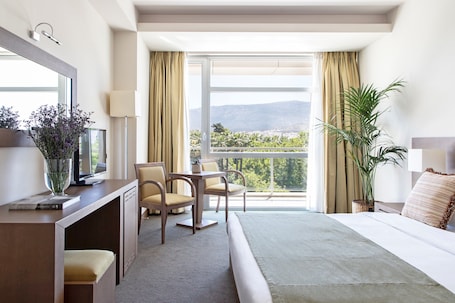 Ropa de cama de alta calidad, cubrecamas y minibar