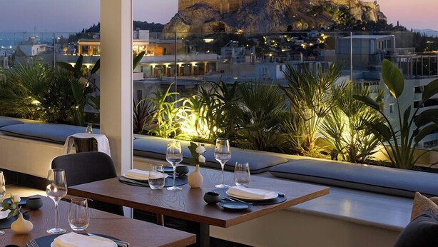 Un restaurant offrant une vue sur un bâtiment historique situé sur une colline.