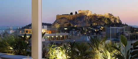 Breakfast, lunch and dinner served