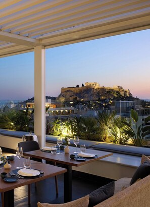 Un restaurant offrant une vue sur un bâtiment historique situé sur une colline.