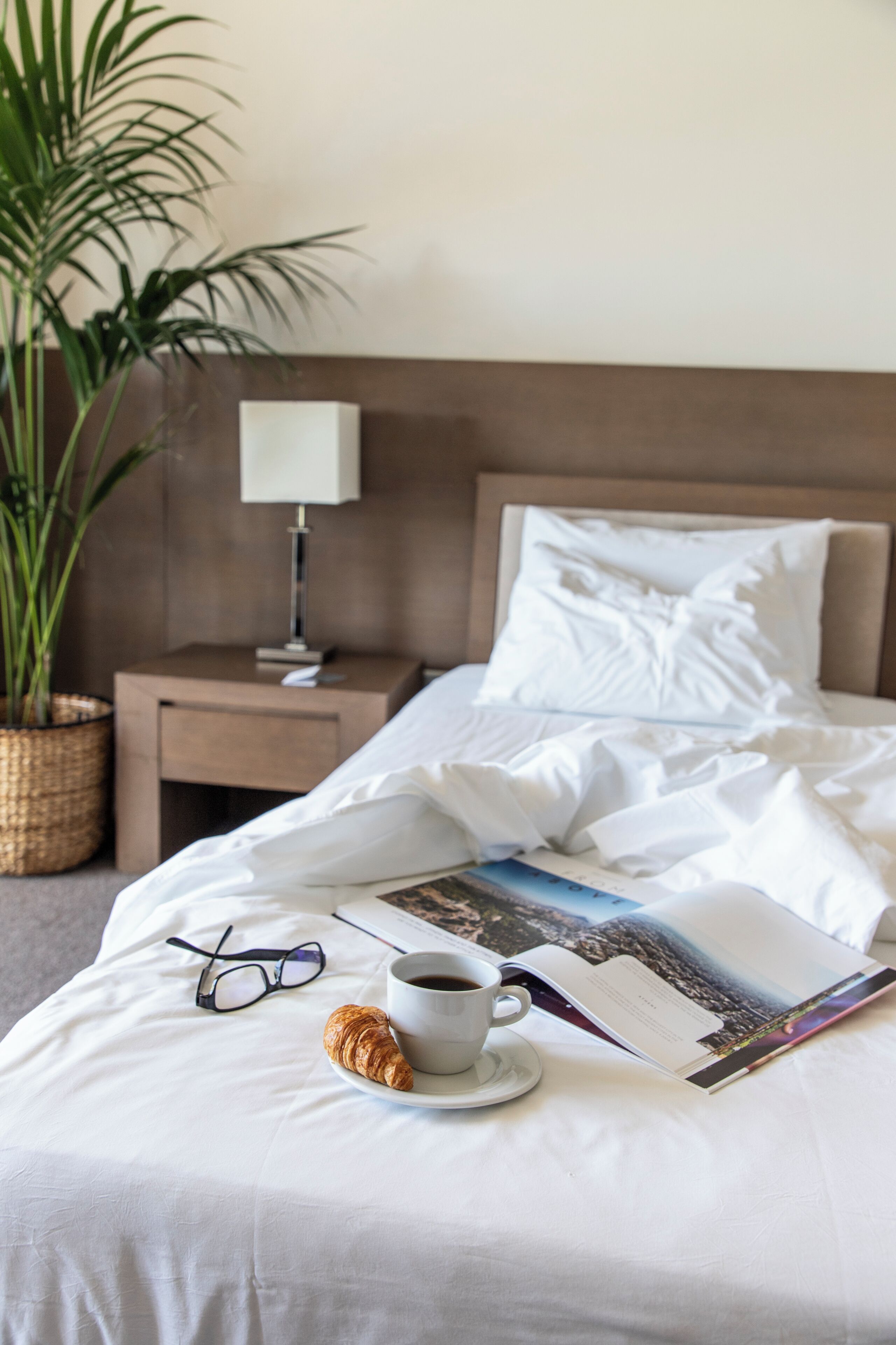 Bộ đồ giường cao cấp, chăn bông, minibar, két bảo mật tại phòng 