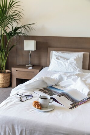 Premium bedding, down comforters, minibar, in-room safe - Amalia Hotel Athens (Athens)