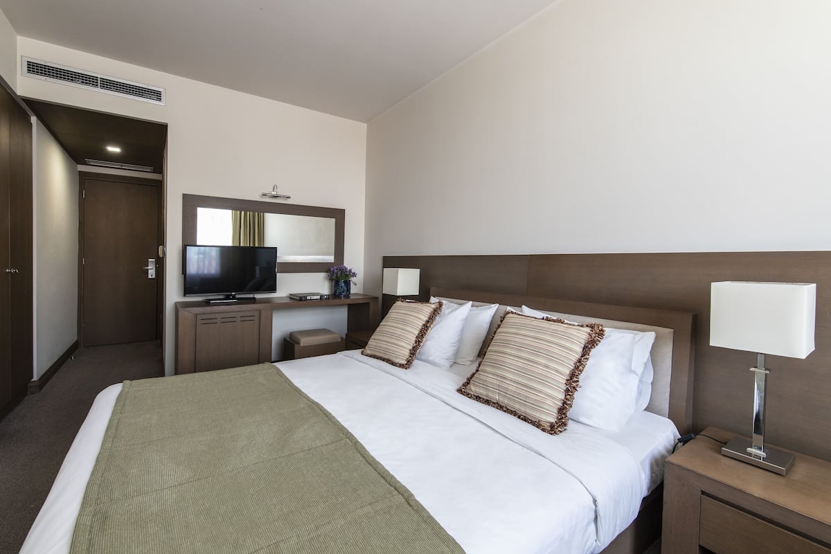 Habitación superior con 1 cama matrimonial o 2 individuales | Ropa de cama de alta calidad, edredón y minibar