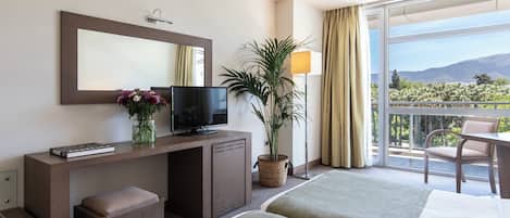 Premium bedding, down comforters, minibar, in-room safe