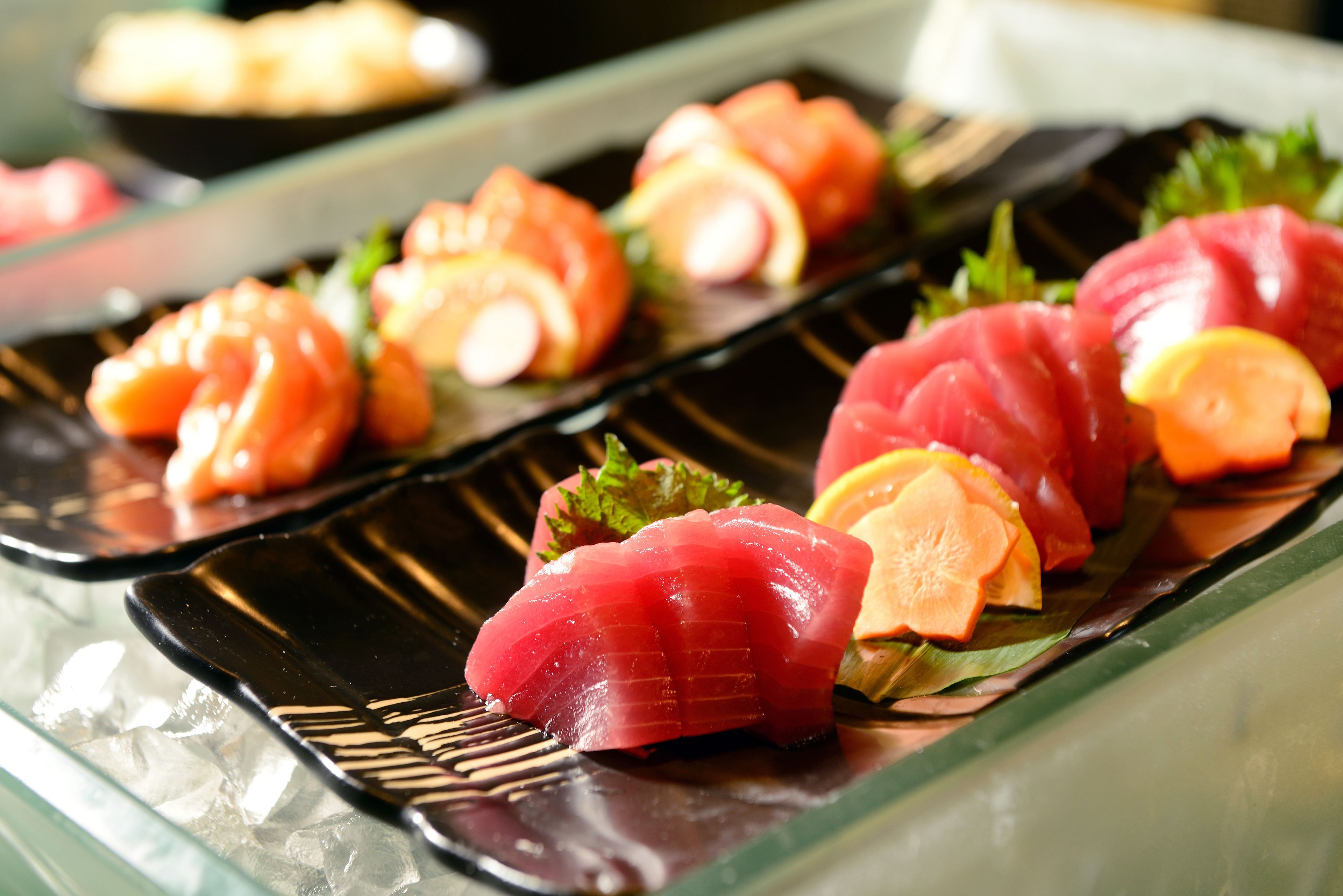 Uma seleção de sushi com diversos tipos de peixe e legumes.