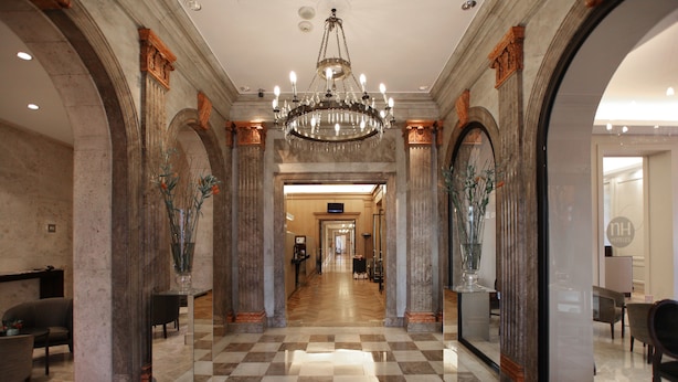 A spacious lobby with marble floors, large columns, and a grand chandelier. - NH Collection Buenos Aires Lancaster (Buenos Aires)