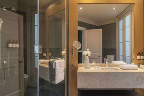 Suite (New Style) | Bathroom | Eco-friendly toiletries, hair dryer, bidet, towels - NH Collection Buenos Aires Lancaster (Buenos Aires)